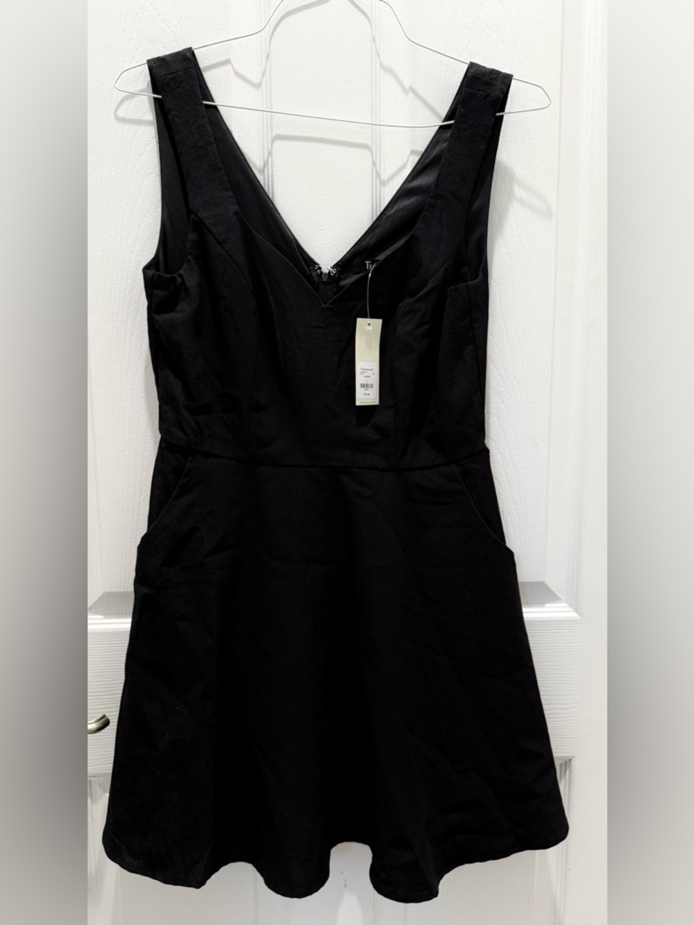 Francesca's Collections Black Sleeveless V-Neck Fit-and-Flare Dress Large